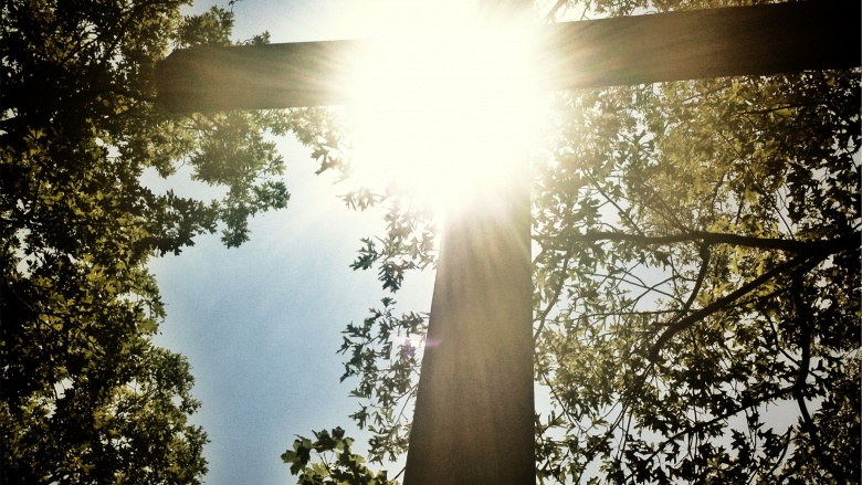 Kreuz im Sonnenschein