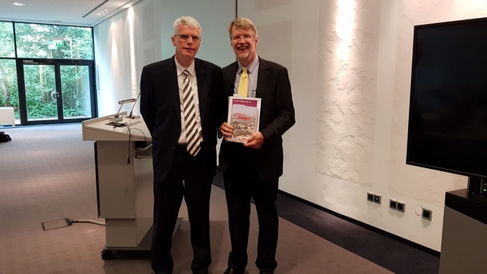 Auf dem Foto v.l.n.r.: Jörg Uhlenbruch (Vorsitzender der CDU-Fraktion Essen) und Dr. Georg Feldmann-Krane (Standortleiter am Evonik-Standort Essen Goldschmidtstraße).